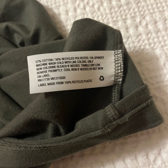 Set of cropped tees wild fable size small (olive green and maroon/red) - Picture 6 of 11